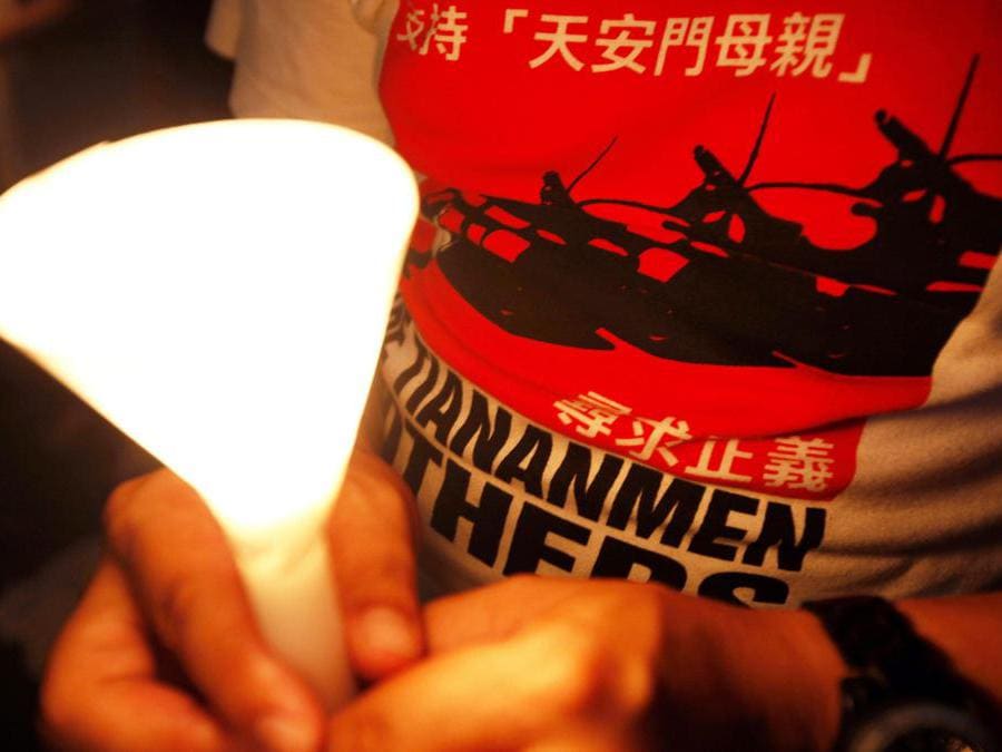 Una veglia a lume di candela a Hong Kong, in Cina, il 4 giugno 2012, per commemorare gli studenti pro-democrazia che sono morti nella repressione dell'esercito il 4 giugno 1989 in Piazza Tiananmen a Pechino. ANSA/ALEX HOFFORD