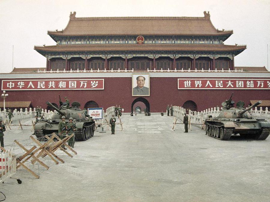 In questa foto di archivio del 10 giugno 1989, le truppe dell'Esercito di liberazione popolare (PLA) fanno la guardia con i carri armati di fronte a Piazza Tiananmen . (AP Photo/Sadayuki Mikami, File)