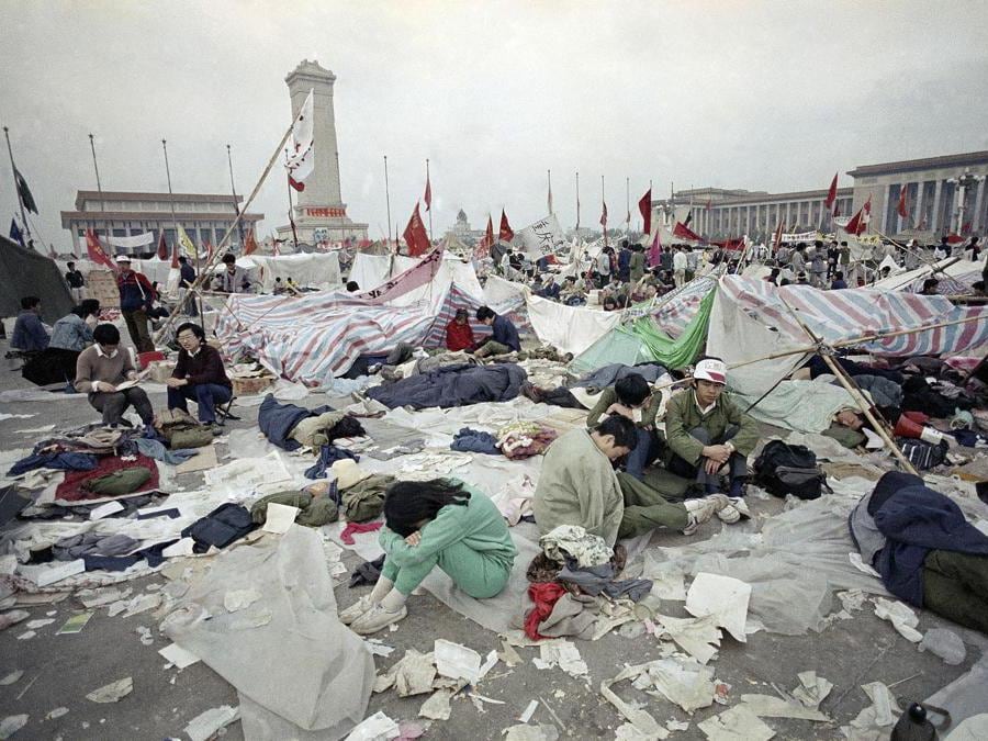 In questa foto del 28 maggio 1989, gli studenti riposano in Piazza Tiananmen a Pechino, mentre il loro sciopero per la riforma del governo entra nella sua terza settimana. (AP Photo/Jeff Widener, File)