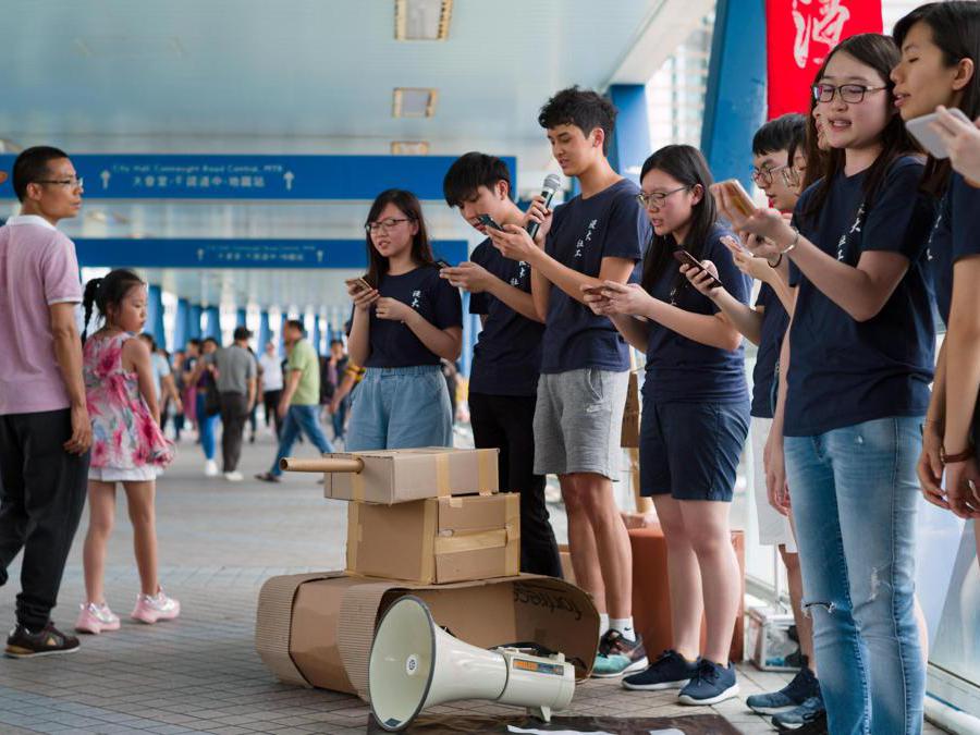 Alcuni studenti cantano canzoni accanto a un carro armato finto, di cartone, in commemorazione del 30 ° anniversario del massacro di Tiananmen del 1989, a Hong Kong, Cina, 2 giugno 2019. ANSA/JEROME FAVRE