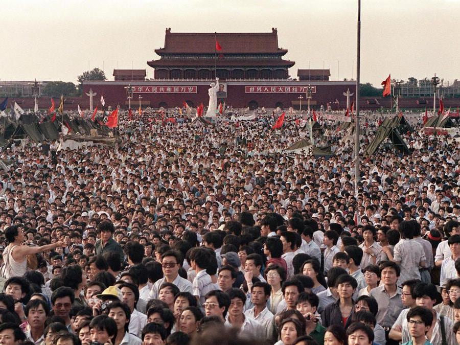 Questa foto di archivio scattata il 2 giugno 1989 mostra persone riunite in piazza Tiananmen durante una protesta pro-democrazia a Pechino. (Photo by CATHERINE HENRIETTE / AFP)