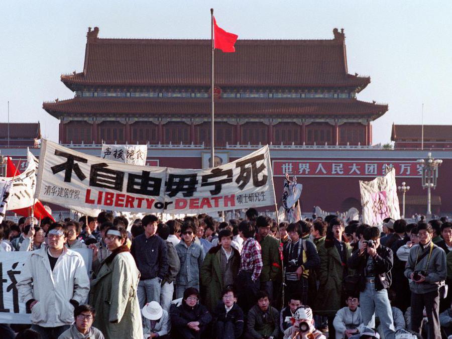 Questa foto di archivio scattata il 14 maggio 1989 mostra studenti e persone riuniti in piazza Tiananmen a Pechino. (Photo by CATHERINE HENRIETTE / AFP)