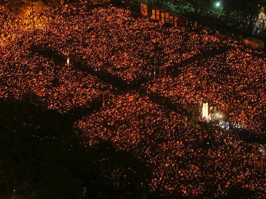 Decine di migliaia di persone partecipano alla veglia a lume di candela al Victoria Park di Hong Kong, in Cina, il 4 giugno 2014, in occasione del 25 ° anniversario della repressione militare del movimento pro-democratico in piazza Tiananmen a Pechino nel 1989. REUTERS/Paul Yeung/File Photo