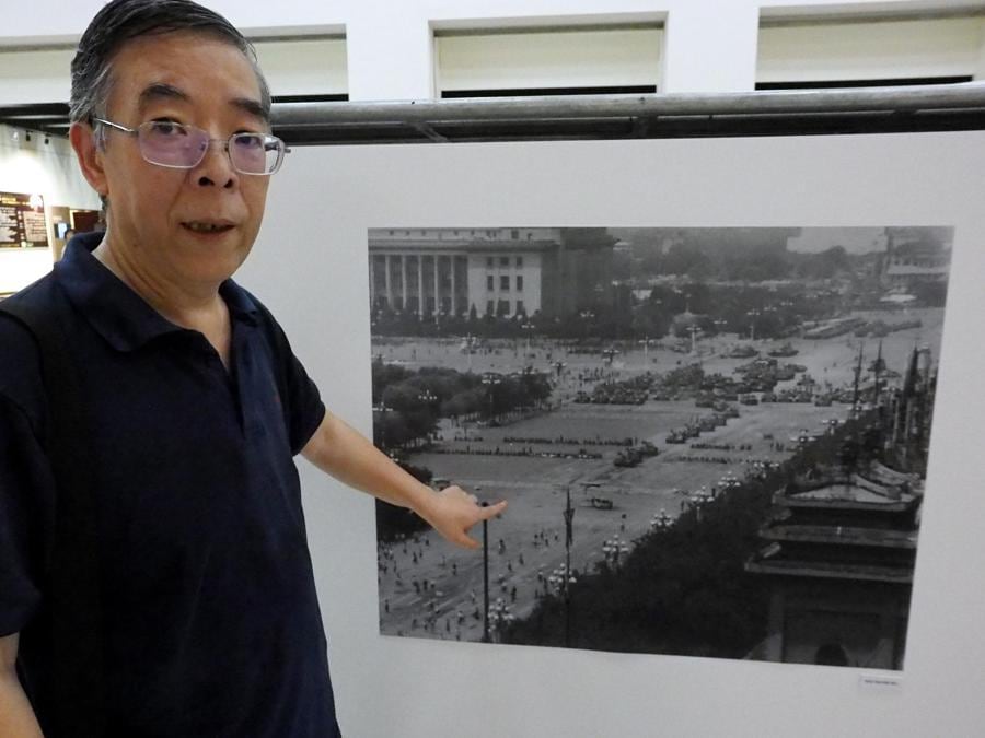 Il dissidente cinese Wu Yenhua indica piazza Tiananmen mentre visita la mostra del massacro di Tiananmen a Taipei, Taiwan, 1 giugno 2019. Wu, fuggito negli Stati Uniti dopo il massacro di Tiananmen del 4 giugno e ora ricercatore in visita a Taiwan, era un insegnante universitario a Pechino e attivista pro-democrazia. EPA/DAVID CHANG