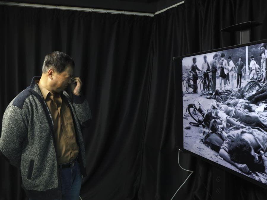 In questa foto del 28 aprile 2019, Dong Shengkun piange ricordando di essere presente alla scena vista nella foto quando i carri armati hanno investito gli studenti che hanno preso parte alle proteste per la democrazia del 1989 durante un'intervista a Pechino. (AP Photo/Ng Han Guan)