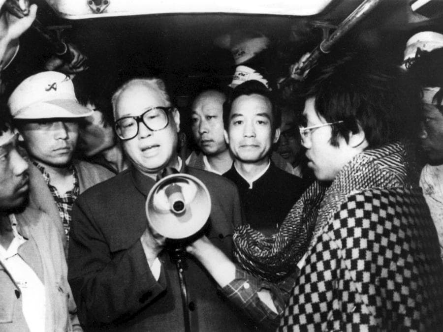 In questa foto del 19 maggio 1989, il segretario generale del Partito Comunista Zhao Ziyang parla con studenti universitari a digiuno nella Piazza Tiananmen di Pechino, per spronarli a rimandare il loro sciopero della fame. Lo sciopero è al suo sesto giorno.(Xinhua via AP, File)
