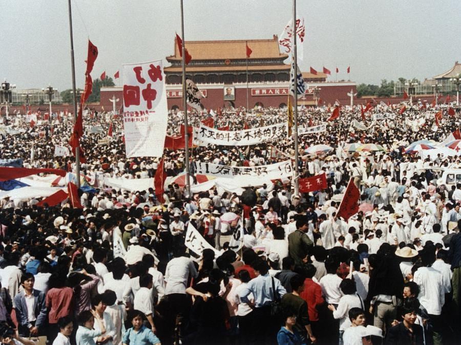 In questa foto del 17 maggio 1989, Piazza Tiananmen è piena di migliaia di persone durante una manifestazione a favore della democrazia.(AP Photo/Sadayuki Mikami, File)
