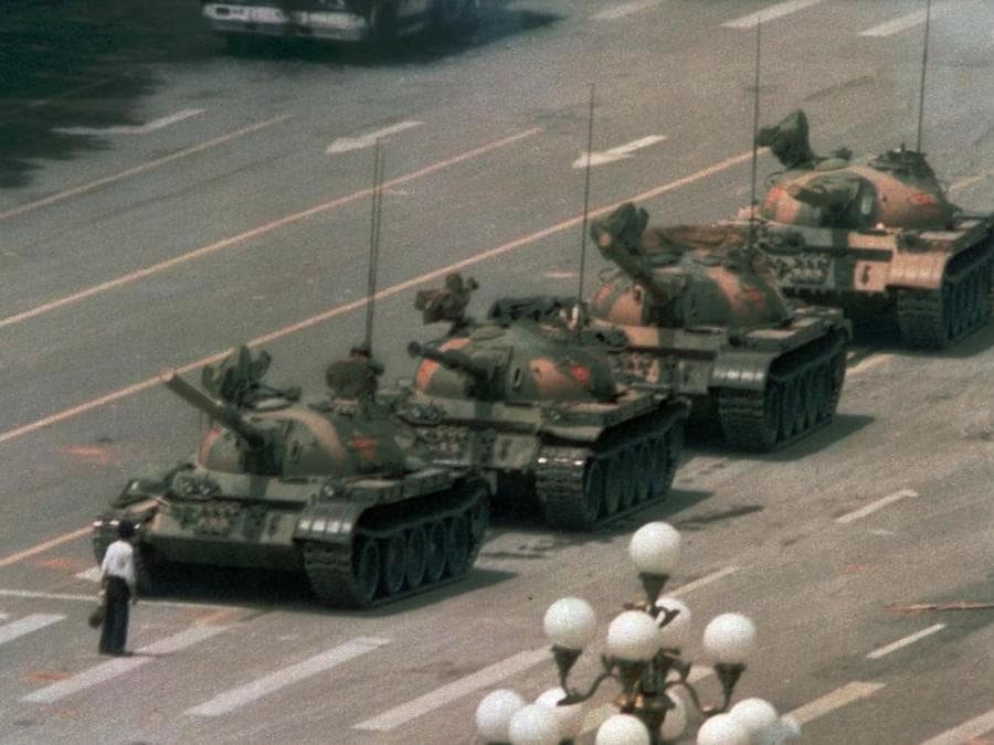 In questa foto del 5 giugno 1989, un uomo sta in piedi da solo di fronte ai carri armati per bloccare loro la strada, diretti a est su Beijing Changan Blvd. in piazza Tiananmen. L'uomo, che chiedeva la fine della recente violenza e spargimento di sangue contro i dimostranti pro-democrazia, è stato allontanato e i carri armati hanno proseguito sulla loro strada.(AP Photo/Jeff Widener, File )