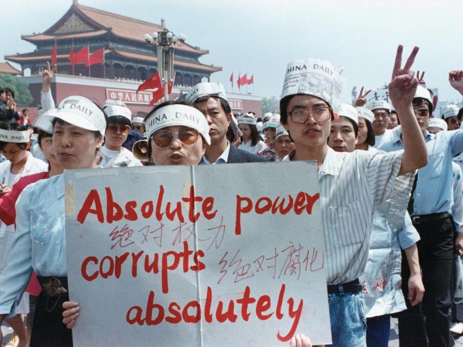 Un gruppo di giornalisti sostiene la protesta pro-democrazia in piazza Tiananmen, Pechino, Cina, 17 maggio 1989. REUTERS/Carl Ho
