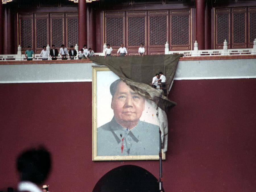 Il ritratto di Mao Zedong in piazza Tiananmen a Pechino, in Cina, il 23 maggio 1989. REUTERS/Ed Nachtrieb