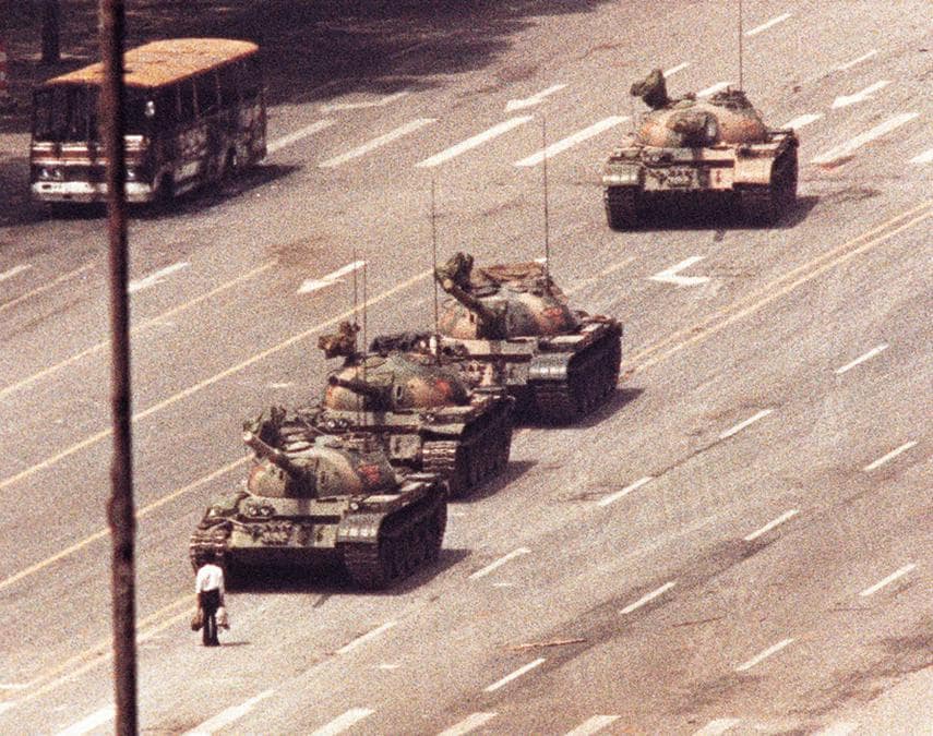Un uomo si trova di fronte a un convoglio di carri armati nel viale dell'Eterna pace a Pechino, in Cina, il 5 giugno 1989. REUTERS/Arthur Tsang
