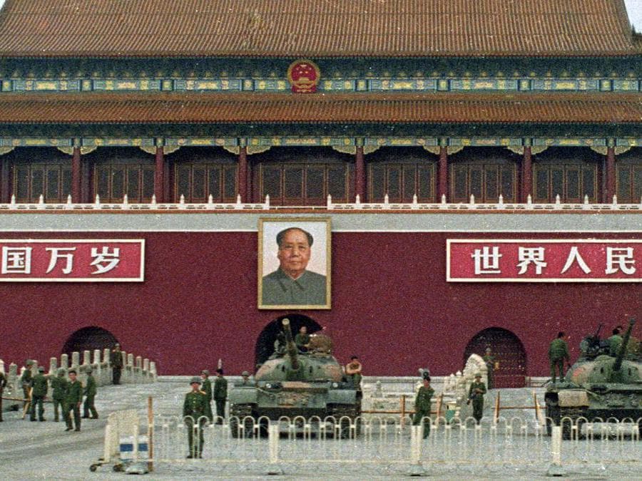 Soldati e carri armati dell'esercito di liberazione del popolo cinese custodiscono la Porta della pace celeste e il ritratto del presidente Mao in piazza Tiananmen a Pechino, in Cina, 9 giugno 1989. REUTERS/Richard Ellis