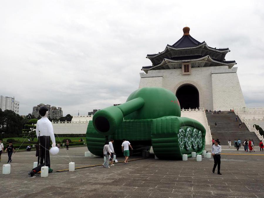 Un carro armato gonfiabile di fronte al 'Tank Man' esposto in Piazza della Libertà a Taipei, Taiwan, il 22 maggio 2019. L'installazione artistica è stata realizzata dalla New School for Democracy per commemorare il massacro di Tianamen del 4 giugno 1989 a Pechino, in Cina e eroe 'Tank Man.' L'uomo anonimo cercò di fermare l'avanzata di 18 carri armati sulla Chang'an Avenue a Pechino, e addirittura salì in cima a un serbatoio, la mattina del 5 giugno 1989. EPA/DAVID CHANG
