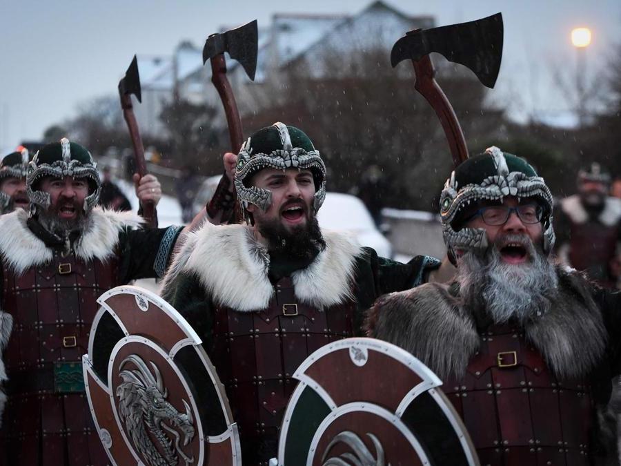 Uomini vestiti in costume vichingo prendere parte all'annuale Up Helly Aa  festival a Lerwick, Isola delle Shetland e della Scozia Foto stock - Alamy