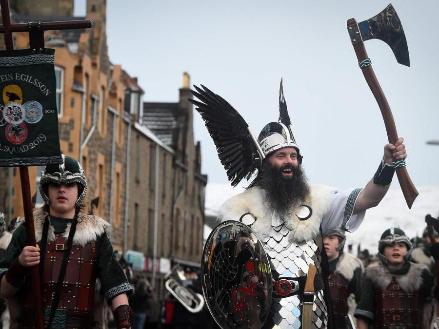 Uomini vestiti in costume vichingo prendere parte all'annuale Up Helly Aa  festival a Lerwick, Isola delle Shetland e della Scozia Foto stock - Alamy