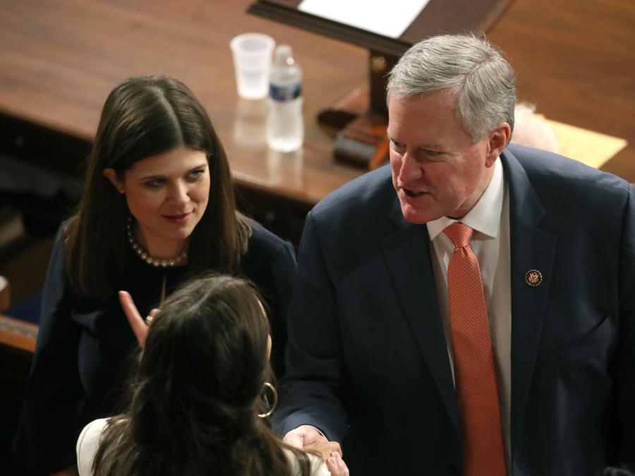 Haley Stevens (s) e  Mark Meadows (Afp)
