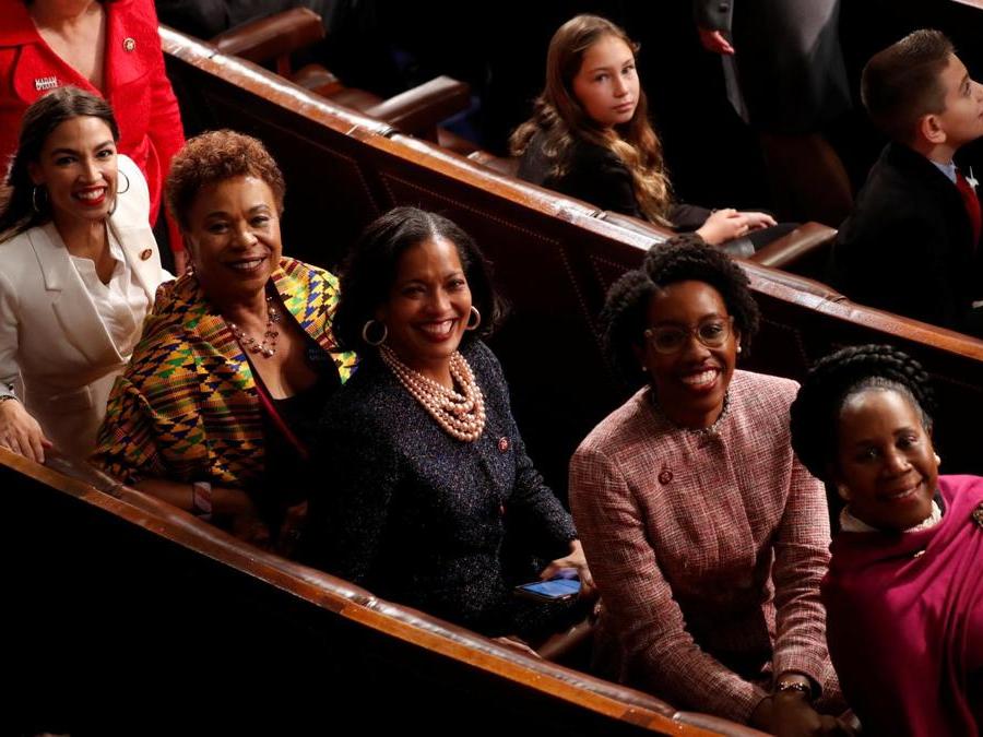 Da sinistra, Alexandria Ocasio-Cortez, Barbara Lee, Jahana Hayes,  Lauren Underwood e Sheila Jackson Lee (Reuters)