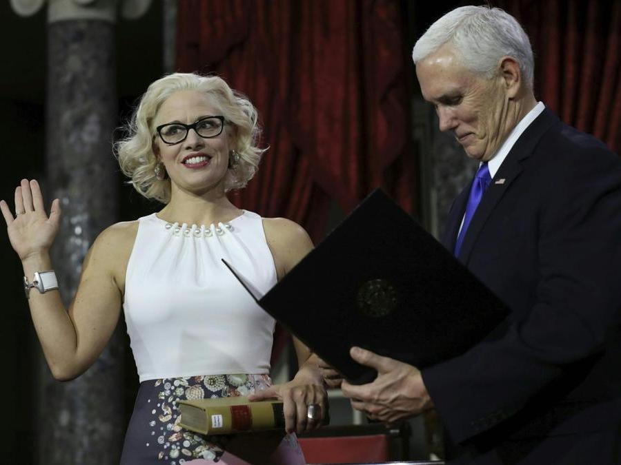 Kirsten Sinema e il vicepresidente Mike Pence (Afp)