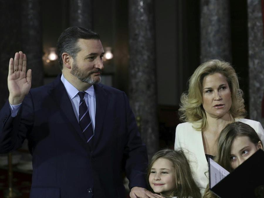 Ted Cruz con le figlie e la moglie Heidi (Afp)