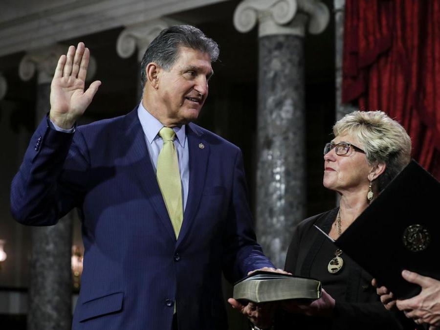 Joe Manchin III con la moglie  Gayle (Afp)