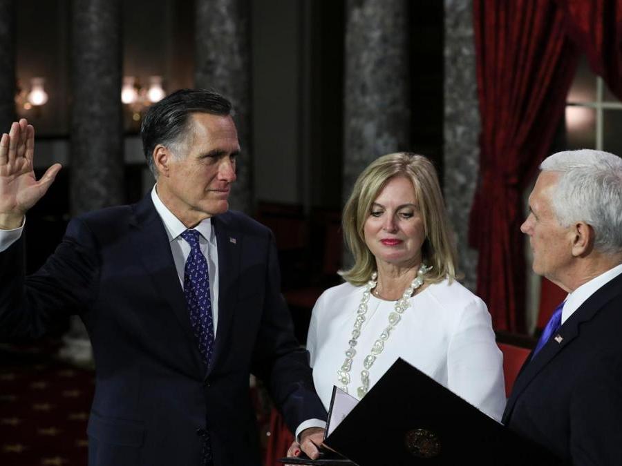 Mitt Romney, la moglie Ann e il vicepresidente Mike Pence (Afp)