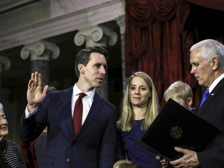 Josh Hawley, la moglie Erin e il vicepresidente Mike Pence (Afp)