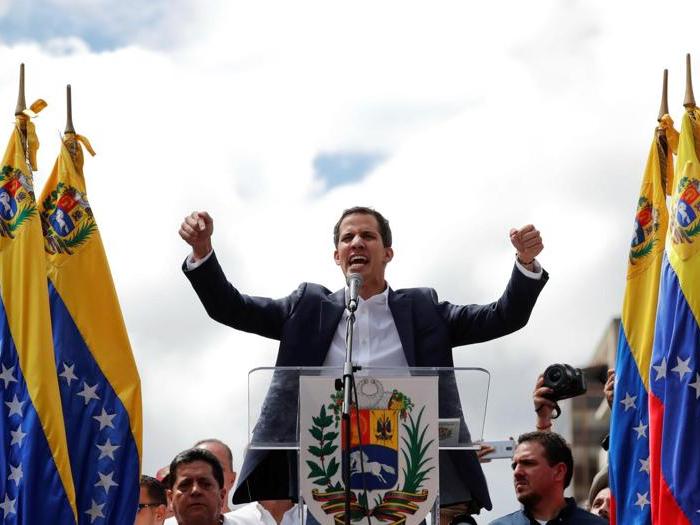 Venezuela nel caos, Guaidò si proclama presidente. Folla in piazza