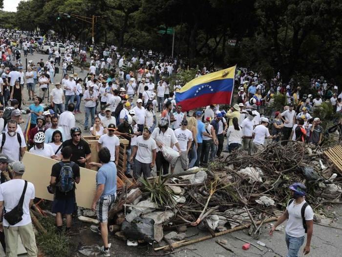 Venezuela alle urne tra scontri e polemiche