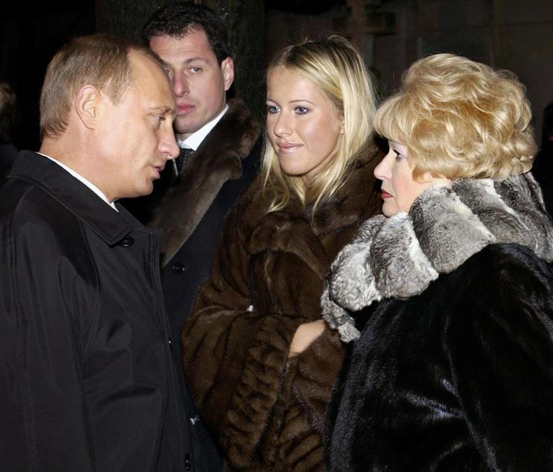 Il presidente Vladimir Putin,  Lyudmila Narusova, (a destra) Anatoly Sobchak, e sua figlia Ksenia    (Sputnik, Government Pool Photo via AP)
