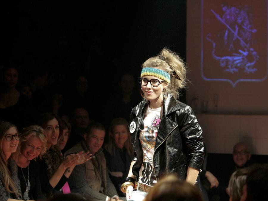 Ksenia Sobchak presenta a Mosca una creazione del designer russo Denis Simachev (Reuters/Thomas Peter)