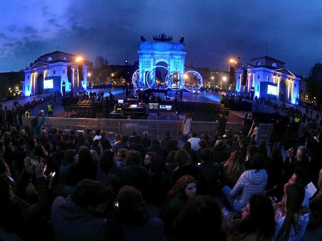 Audi City Lab 2019, la musica di Ludovico Einaudi «illumina» l’Arco della Pace di Milano 