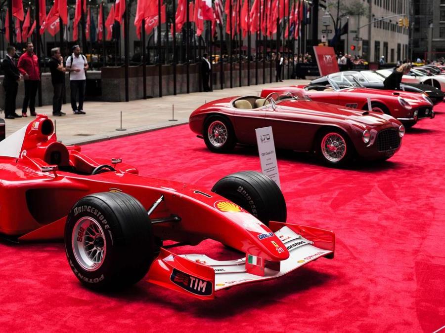 La  Ferrari F2001 esposta insieme ad altri modelli Ferrari alla Rockefeller Plaza di New York (AFP PHOTO / Jewel SAMAD)
