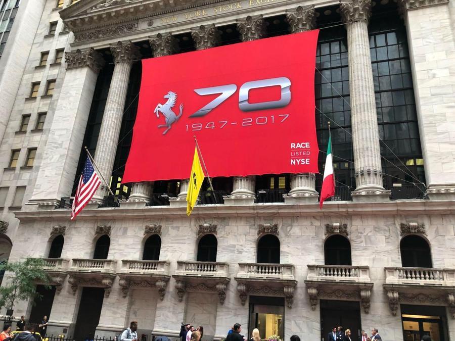 Il marchio Ferrari esposto a Wall Street per celebrare i 70 anni della casa, New York, 09 ottobre 2017 (ANSA / Serena Di Ronza)