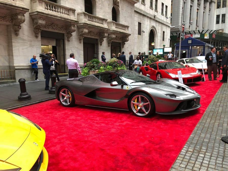 Alcune Ferrari esposte davanti a Wall Street per celebrare il 70/mo anniversario della casa, New York, 09 ottobre 2017 (ANSA / Serena Di Ronza)