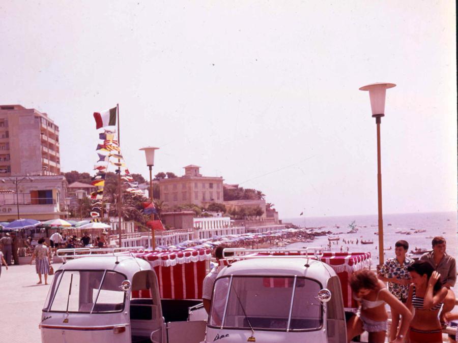 Nel 1956 arriva l'Ape C, il primo con cabina chiusa e portiere (inizialmente optional, poi divenute standard); è un piccolo autocarro capace di caricare fino a 350 chili. Il battesimo di questo nuovo Ape è accompagnato da una grande campagna di promozione, con milioni di pieghevoli in cinque lingue