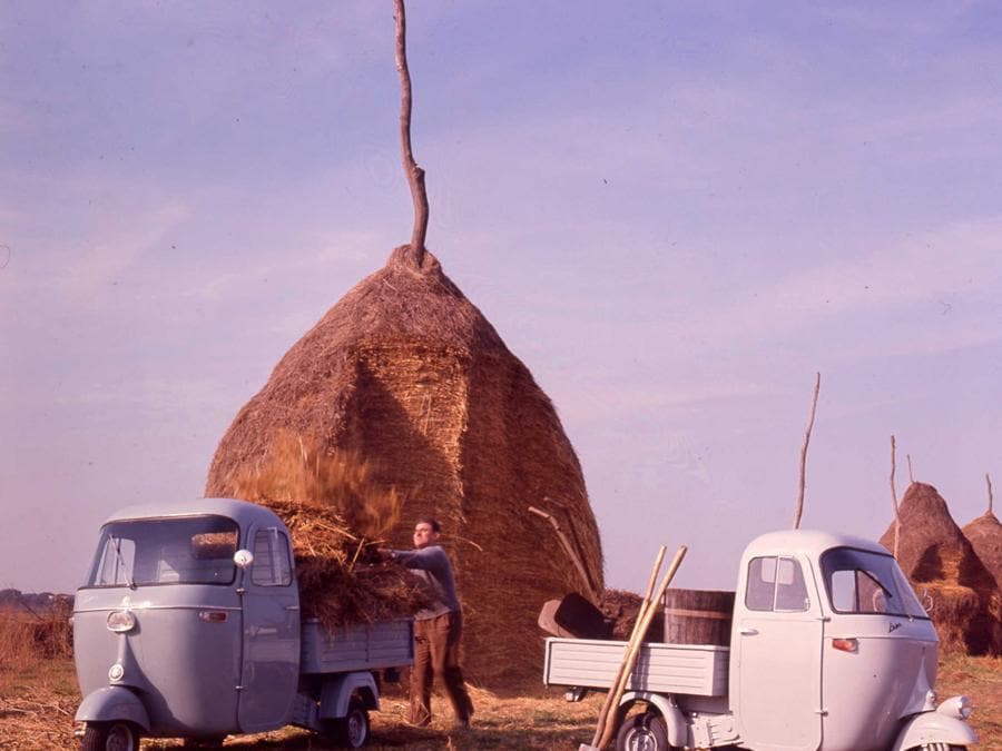 Da quasi settanta anni (nacque nel 1948, insieme alla Costituzione Italiana), Ape percorre infaticabile le strade di tutto il mondo assicurando il trasporto di ogni tipo di merce