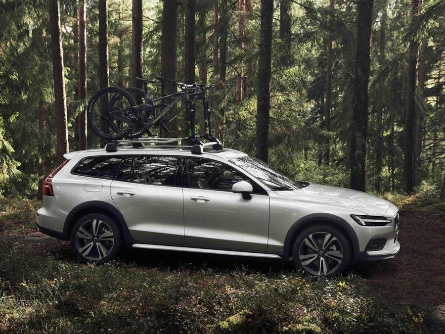 New Volvo V60 Cross Country exterior 