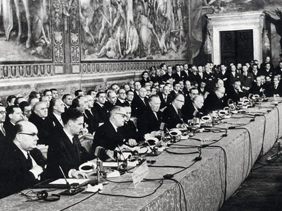 Nel 1957, il Trattato di Roma istituisce la Comunità economica europea (CEE), o Mercato comune, che entra in vigore il 1° gennaio 1958, dopo sette anni di negoziati con lo scopo principale di creare un mercato comune tra i Paesi membri. Ne fanno parte gli stessi Paesi della Ceca: Germania ovest, Francia, Italia, Belgio, Paesi Bassi e Lussemburgo. Nella foto la  firma dei trattati di Roma: Konrad Adenauer,  Alcide De Gasperi, il belga Paul-Henri Spaak, l'olandese Sicco Mansholt, Winston Churchill: gli altri attori di primo piano della storia europea (Ansa)