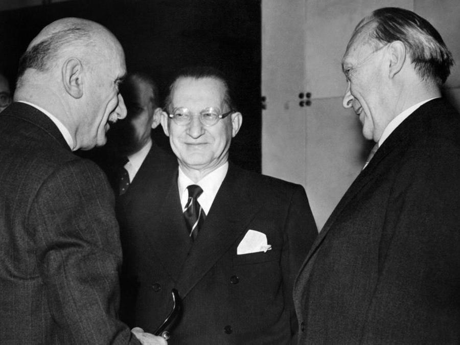 11 dicembre 1951, Strasburgo. Da sinistra, il francese Robert Schuman, l’italiano  Alcide De Gasperi e il tedesco Konrad Adenauer, tre dei “padri fondatori” dell'Unione europea (Afp)