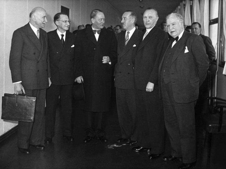Dicembre 1951, Strasburgo. Da sinistra, il francese Robert Schuman, l’italiano Alcide De Gasperi, l’olandese Dirk Stikker, il belga Paul Van Zeeland, il tedesco Konrad Adenauer  e  il lussemburghese Joseph Bech  (Getty Images)
