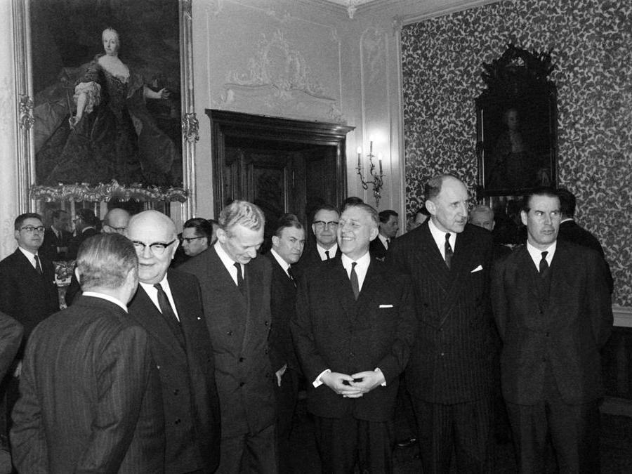 Il 30 gennaio 1966 si arriva al Compromesso del Lussemburgo, che stabilisce il principio di unanimità. Da sinistra, Emilio Colombo (di spalle),  Paul-Henri Spaak, Maurice Couve de Murville, Pierre Werner,  Joseph Luns,  Gerhard Schroeder, (Afp)