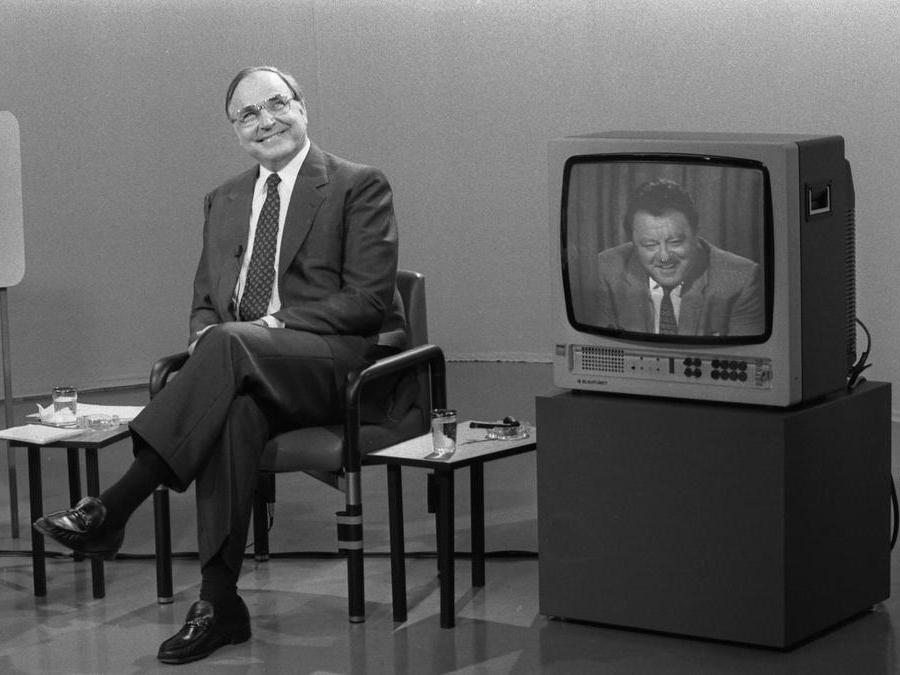 Nel 1979 viene eletto per la prima volta a suffragio diretto il Parlamento europeo con sede a Strasburgo. Nella foto  Helmut Kohl ascolta il discorso di Franz Josef Strauss  (Ansa/Ap)