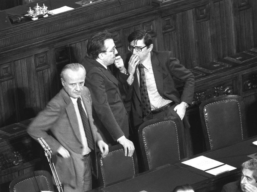 12 dicembre 1978. Giulio Andreotti parla con Vincenzo Scotti subito dopo l’annuncio dell’adesione dell’Italia allo Sme, il Sistema monetario europeo (Ansa/Ap)