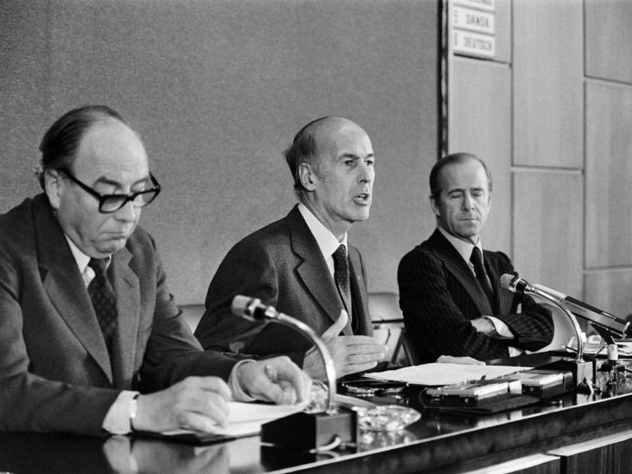13 marzo 1979, Parigi. Il presidente francese Valéry Giscard d'Estaing (c) il ministro degli Esteri francese, Jean François-Poncet (d) e il presidente inglese della Commissione Ue, Roy Jenkins (s) al 13° Consiglio europeo che sancirà l’entrata in vigore dello Sme (Afp)
