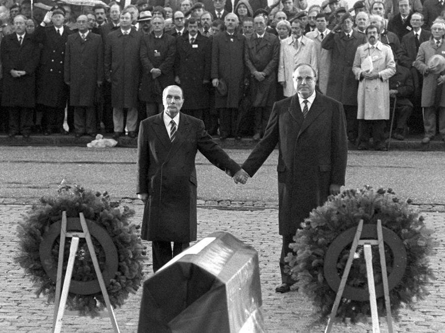 Storica l'immagine della stretta di mano del presidente francese François Mitterrand con il cancelliere tedesco Helmut Kohl a Verdun il 22 settembre 1984. Immagine simbolo della completata pacificazione dei due paesi dopo la seconda Guerra mondiale, ma soprattutto del progetto europeista allora in piena ascesa (Afp)