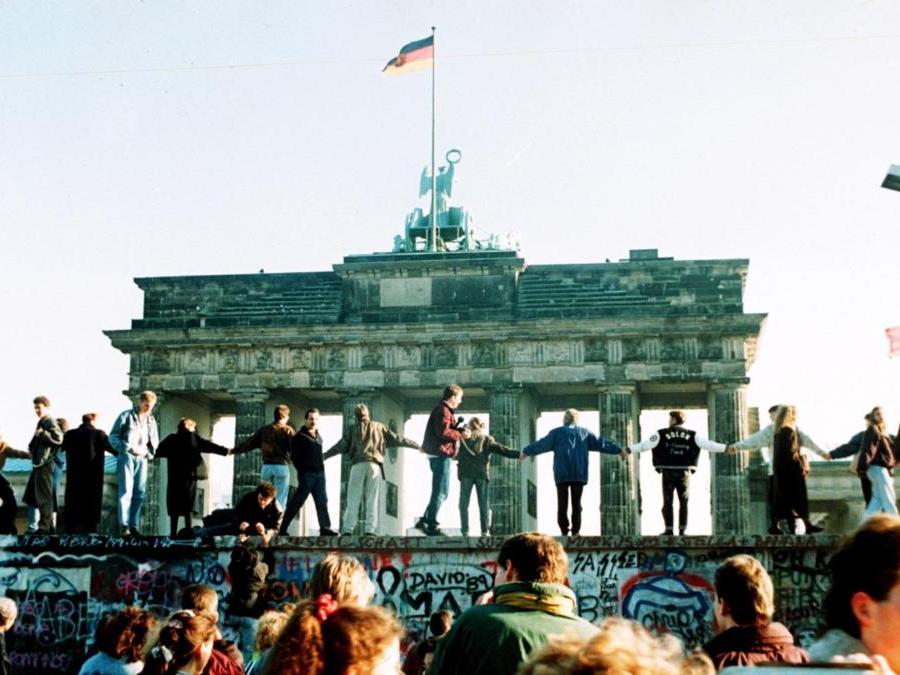 Il 9 novembre 1989 viene abbattuto il muro di Berlino (Ansa/Ap)