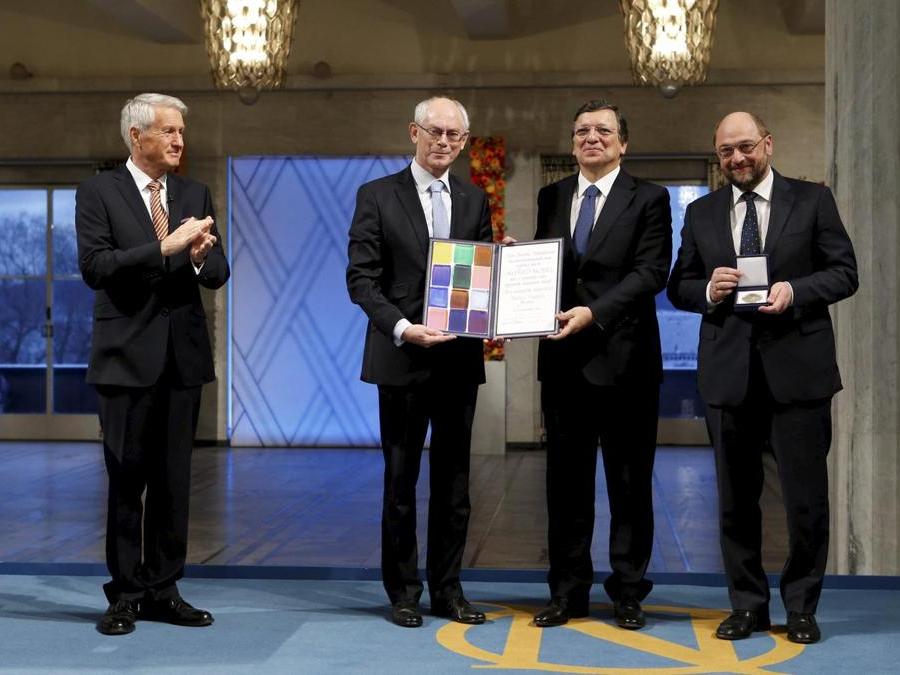 10 dicembre 2012, Oslo. L'Unione europea riceve il premio Nobel per la pace. Da sinistra, Thorbjoern Jagland,  Herman Van Rompuy,  José Manuel Barroso  e Martin Schulz alla cerimonia (Reuters)