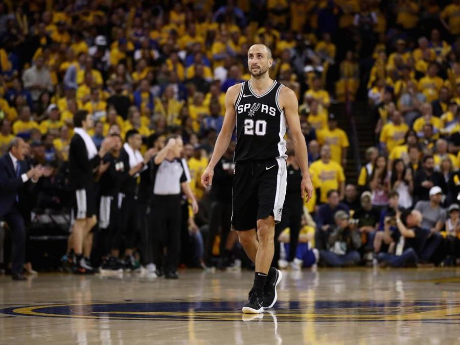 BASKET. EMANUELE GINOBILI. Il cestista argentino annuncia, attraverso Twitter, l'addio alla pallacanestro. In 23 anni di carriera, Manu Ginobili ha vestito, tra il 1998 e il 2002, le maglie di Reggio Calabria e Virtus Bologna, con la quale ha vinto un'Eurolega, uno scudetto e due coppe Italia. Sbarcato nell'Nba, con i San Antonio Spurs, ha conquistato 4 titoli, dal 2002 al 2018. Con la maglia della nazionale argentina conquista l'oro olimpico ad Atene 2004 e il bronzo a Pechino 2008. (Afp)