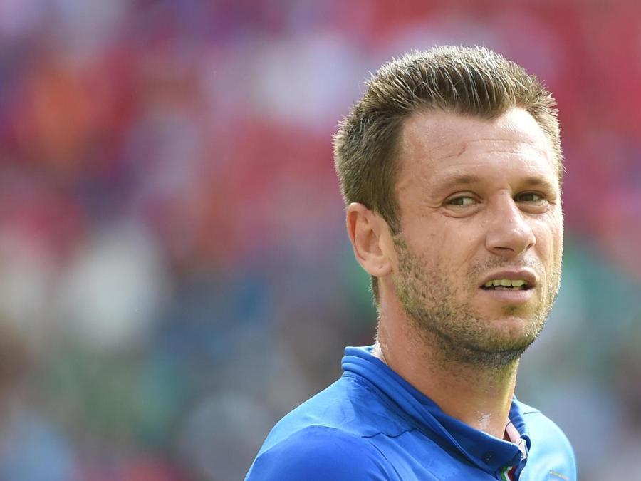 CALCIO. ANTONIO CASSANO. In una lettera aperta diffusa via twitter, Fantantonio comunica l'addio al calcio giocato. In carriera ha collezionato 419 presenze realizzando 115 reti con le maglie del Bari, della Roma, del Real Madrid (campione della Liga nel 2006-2007), della Sampdoria, del Milan, con la quale si è laureato campione d'Italia e ha vinto una supercoppa italiana, dell'Inter e del Parma. Con la maglia della nazionale ha totalizzato 39 presenze realizzando 10 reti. (Afp)