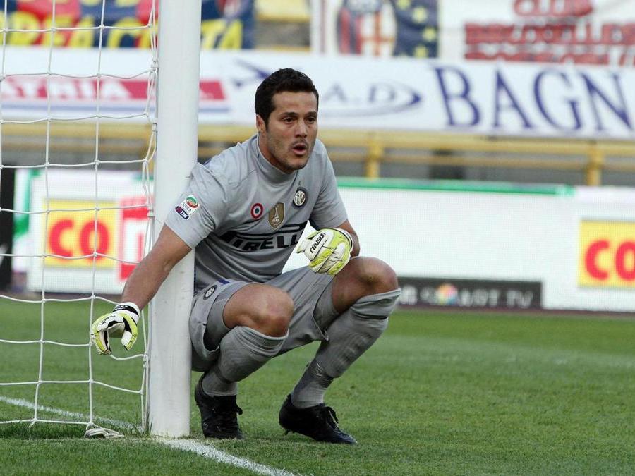 CALCIO. JULIO CESAR. Al termine di Flamengo-America MG della Primeira Liga carioca, il portiere brasiliano ha definitivamente lasciato il calcio. Con la maglia rossonera del Flamengo, nei primi anni di attività, ha vinto 4 campionati carioca. Con l'Inter, ha conquistato 5 scudetti, 4 Supercoppe italiane, 3 Coppe Italia, 1 Champions League e 1 Coppa del mondo per club. In Portogallo, con la maglia del Benfica, ha vinto 3 campionati, 2 Coppe di lega, 1 Supercoppa e 1 Coppa di Portogallo. Con la maglia della nazionale brasiliana ha vinto una Coppa America nel 2004 e due Fifa Confederations Cup nel 2009 e nel 2013. (Ansa)